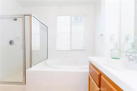 Bath - 3607 Mountain Shadows Ct, Palmdale, CA 93551 photo 2 of 7