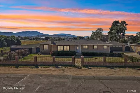 38465 12th St E, Palmdale, CA 93550