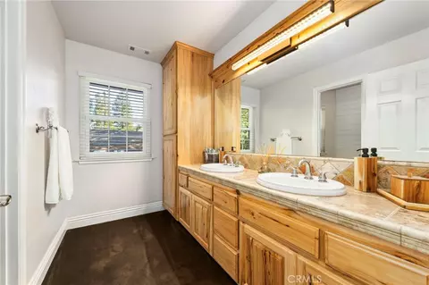 Bath - 447 Bay View Dr, Lake Arrowhead, CA 92352 photo 4 of 5