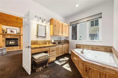 Bath - 447 Bay View Dr, Lake Arrowhead, CA 92352 photo 2 of 5