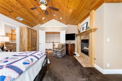 Bedroom - 447 Bay View Dr, Lake Arrowhead, CA 92352 photo 2 of 4