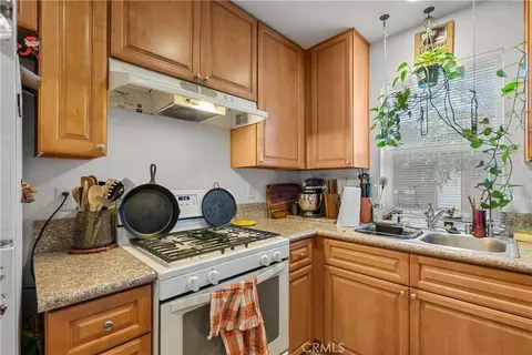 Kitchen - 26142 Gravett Pl, Saugus, CA 91350 photo 1 of 2