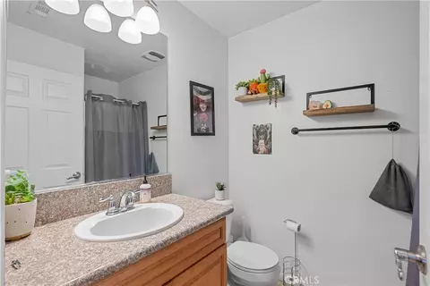 Bath - 26142 Gravett Pl, Saugus, CA 91350 photo 2 of 3