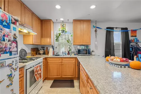 Kitchen - 26142 Gravett Pl, Saugus, CA 91350 photo 2 of 2