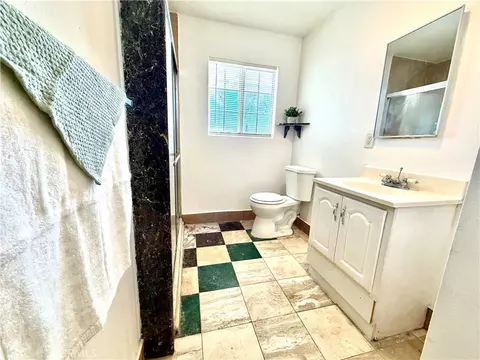 Bath - 431 E Rosslynn, Fullerton, CA 92832 photo 2 of 2