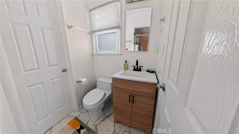 Bath - 924 Irving Dr, Burbank, CA 91504 photo 3 of 3