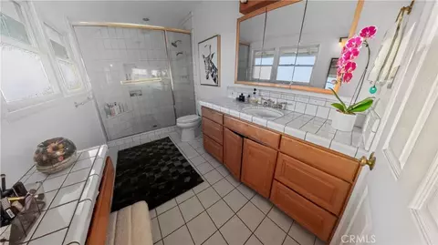 Bath - 924 Irving Dr, Burbank, CA 91504 photo 1 of 3