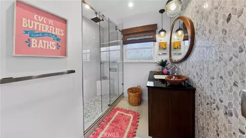 Bath - 924 Irving Dr, Burbank, CA 91504 photo 2 of 3