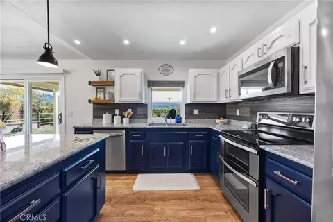 Kitchen - 20005 Bald Mtn, Tehachapi, CA 93561 photo 4 of 5