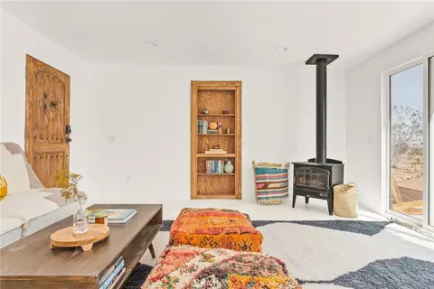Living - 1571 Covelo Ave, Yucca Valley, CA 92284 photo 3 of 4