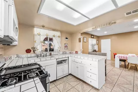 Kitchen - 43903 11th, Lancaster, CA 93535 photo 4 of 5