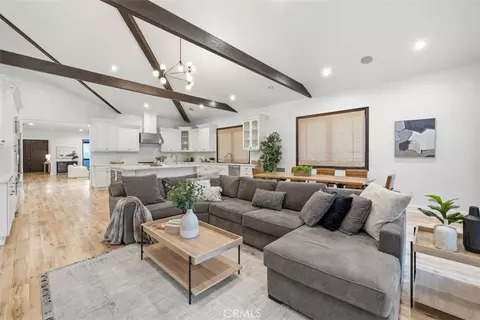 22953 Oxnard St, Woodland Hills, CA 91367