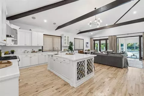 22953 Oxnard St, Woodland Hills, CA 91367