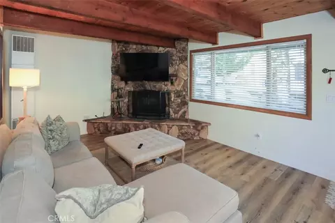 Living - 537 Vista Ave, Sugarloaf, CA 92386 photo 3 of 4