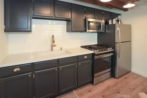 Kitchen - 537 Vista Ave, Sugarloaf, CA 92386 photo 3 of 3