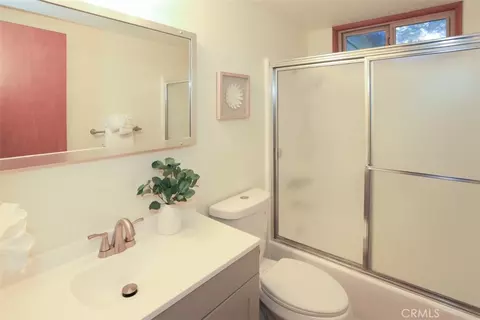 Bath - 537 Vista Ave, Sugarloaf, CA 92386 photo 1 of 2