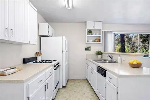 Kitchen - 15 La Crescenta Dr, Camarillo, CA 93010 photo 6 of 6