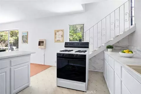 Kitchen - 15 La Crescenta Dr, Camarillo, CA 93010 photo 4 of 6