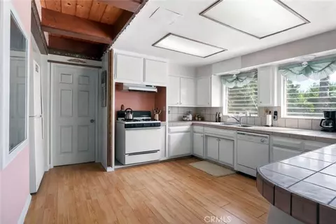 Kitchen - 15 La Crescenta Dr, Camarillo, CA 93010 photo 1 of 6