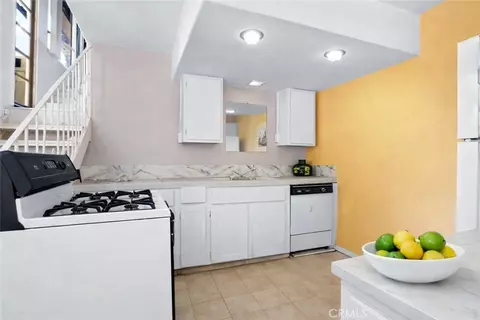 Kitchen - 15 La Crescenta Dr, Camarillo, CA 93010 photo 2 of 6