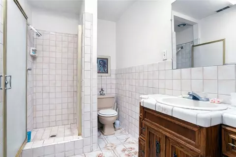 Bath - 15 La Crescenta Dr, Camarillo, CA 93010 photo 5 of 7