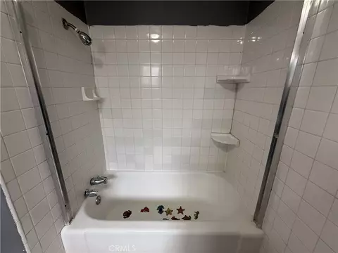 Bath - 407 E St, Taft, CA 93268 photo 2 of 7
