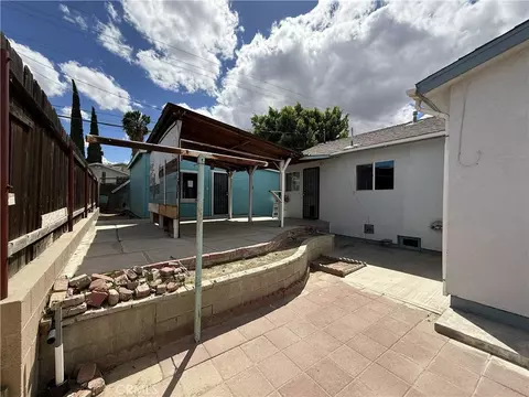 Exterior - 407 E St, Taft, CA 93268 photo 4 of 11