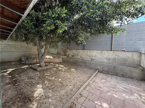 Exterior - 407 E St, Taft, CA 93268 photo 9 of 11