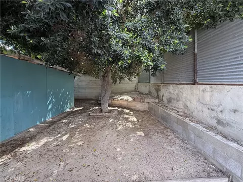 Exterior - 407 E St, Taft, CA 93268 photo 10 of 11