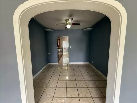 Entry Way - 407 E St, Taft, CA 93268 photo 1 of 3