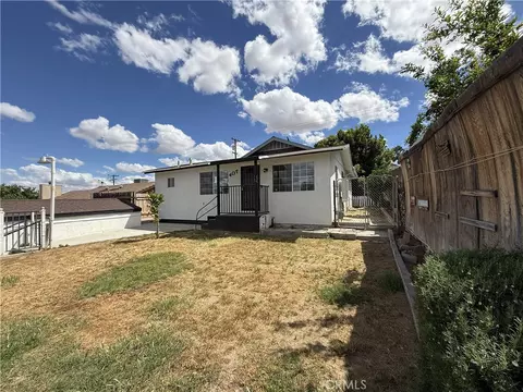 Exterior - 407 E St, Taft, CA 93268 photo 2 of 11