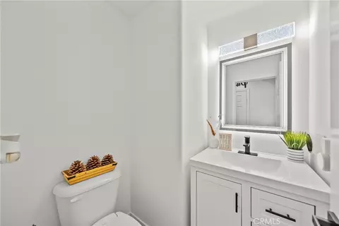 Bath - 28341 Willow Ct, Saugus, CA 91350 photo 1 of 3