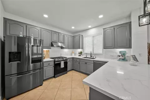 Kitchen - 28341 Willow Ct, Saugus, CA 91350 photo 1 of 3