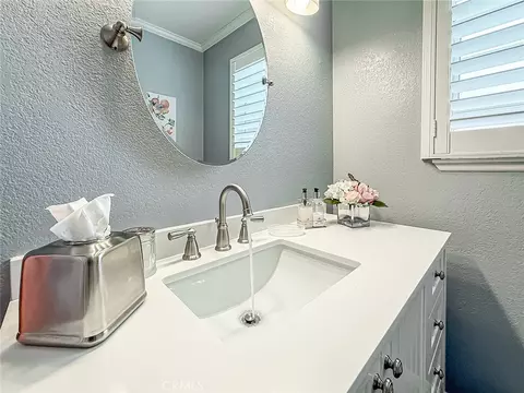 Bath - 984 Oakmont Ct, Simi Valley, CA 93065 photo 4 of 11