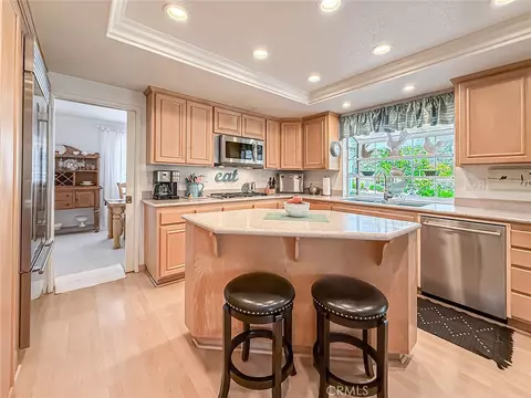 Kitchen - 984 Oakmont Ct, Simi Valley, CA 93065 photo 3 of 5
