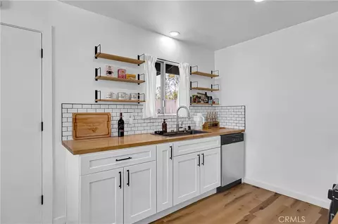 Kitchen - 7100 Cholla Ave, Yucca Valley, CA 92284 photo 2 of 5