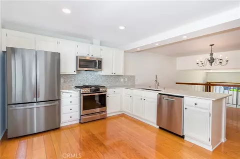 18344 Collins St #A, Tarzana, CA 91356