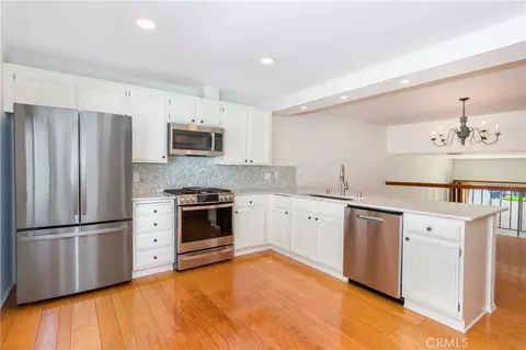 18344 Collins St #A, Tarzana, CA 91356