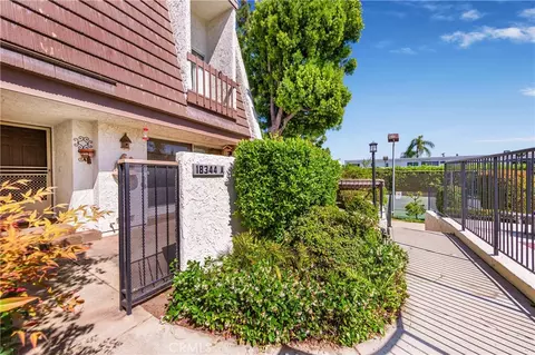 18344 Collins St #A, Tarzana, CA 91356