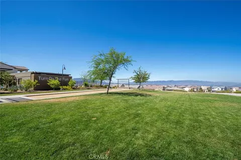 Exterior - 17701 Ridgeline Ct, Saugus, CA 91350 photo 5 of 19