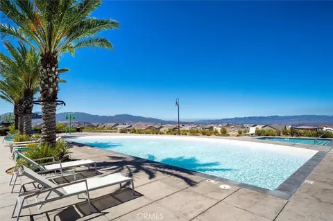 Exterior - 17701 Ridgeline Ct, Saugus, CA 91350 photo 16 of 19