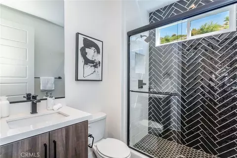 Bath - 17701 Ridgeline Ct, Saugus, CA 91350 photo 1 of 3