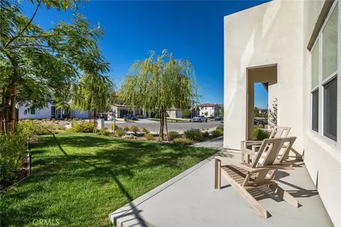 Exterior - 17701 Ridgeline Ct, Saugus, CA 91350 photo 6 of 19