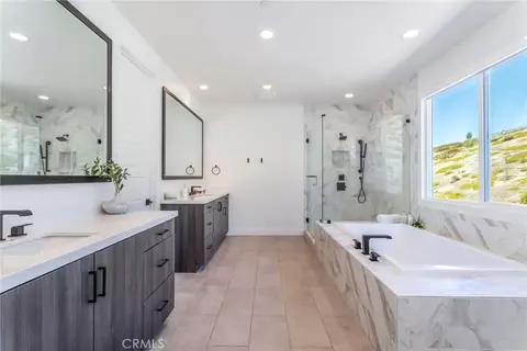 Bath - 17701 Ridgeline Ct, Saugus, CA 91350 photo 3 of 3
