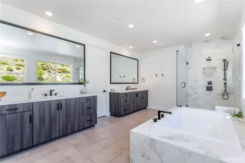 Bath - 17701 Ridgeline Ct, Saugus, CA 91350 photo 2 of 3