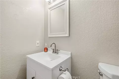 Bath - 22181 Geneva Dr, Tehachapi, CA 93561 photo 3 of 5