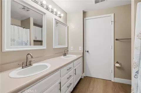 Bath - 22181 Geneva Dr, Tehachapi, CA 93561 photo 2 of 5