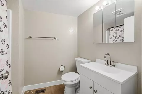 Bath - 22181 Geneva Dr, Tehachapi, CA 93561 photo 5 of 5