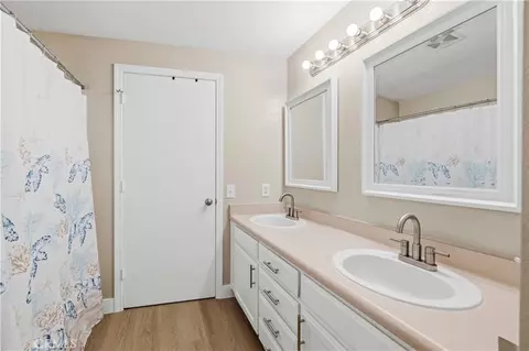 Bath - 22181 Geneva Dr, Tehachapi, CA 93561 photo 1 of 5