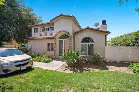 14661 Oak Rd, Sylmar, CA 91342